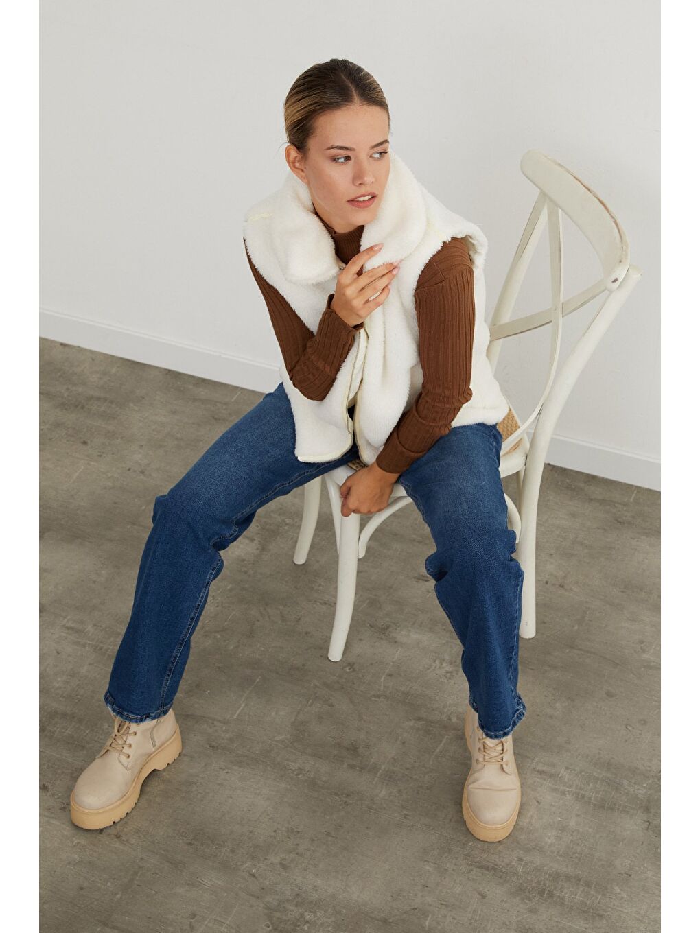 Ekru Polo Yaka Fermuarlı Pelüş Yelek