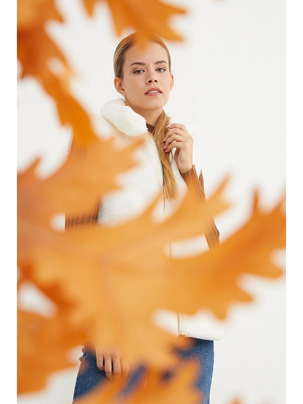 Ekru Polo Yaka Fermuarlı Pelüş Yelek-1