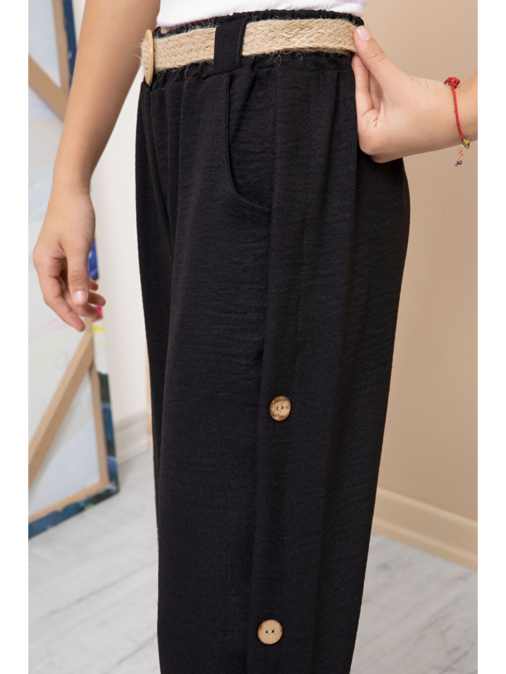 Siyah Düğme Detaylı Geniş Paça Kız Çocuk Kemerli Pantolon 21151-3