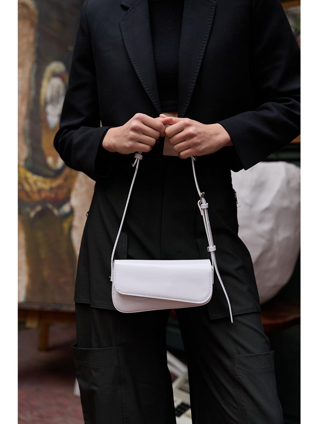 Mia Asimetrik Kesimli Kol Çantası Beyaz Rugan
