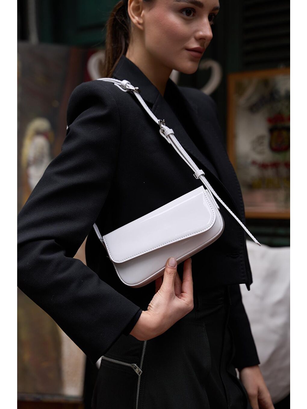 Mia Asimetrik Kesimli Kol Çantası Beyaz Rugan-1