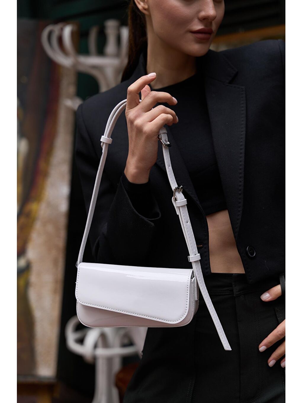 Mia Asimetrik Kesimli Kol Çantası Beyaz Rugan-2