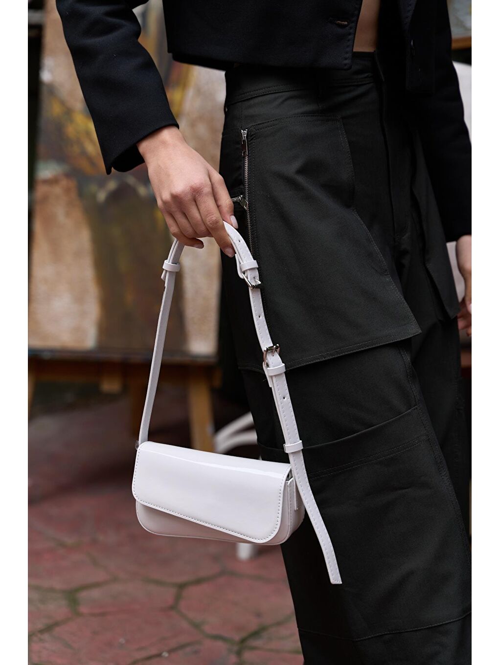 Mia Asimetrik Kesimli Kol Çantası Beyaz Rugan-3