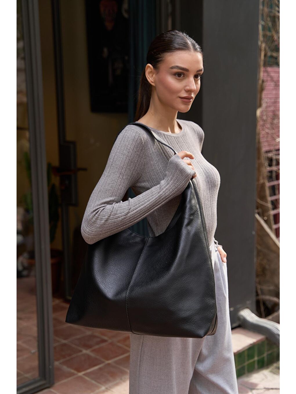 Anett Deri Görünümlü Kısa Saplı Shopper Çanta Siyah