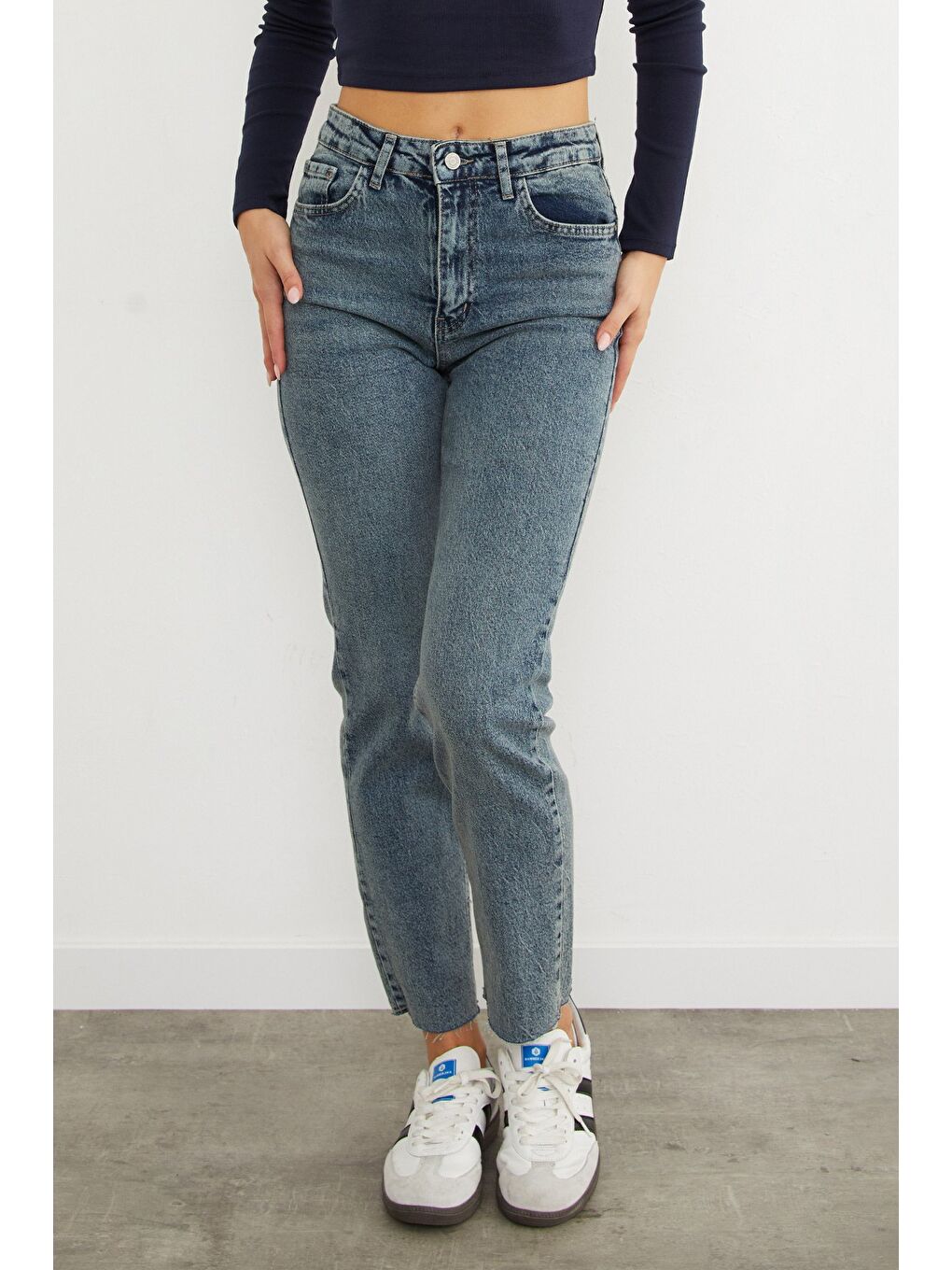 Mavi Yüksek Bel Paçası Yırtık Detaylı Mom Jean