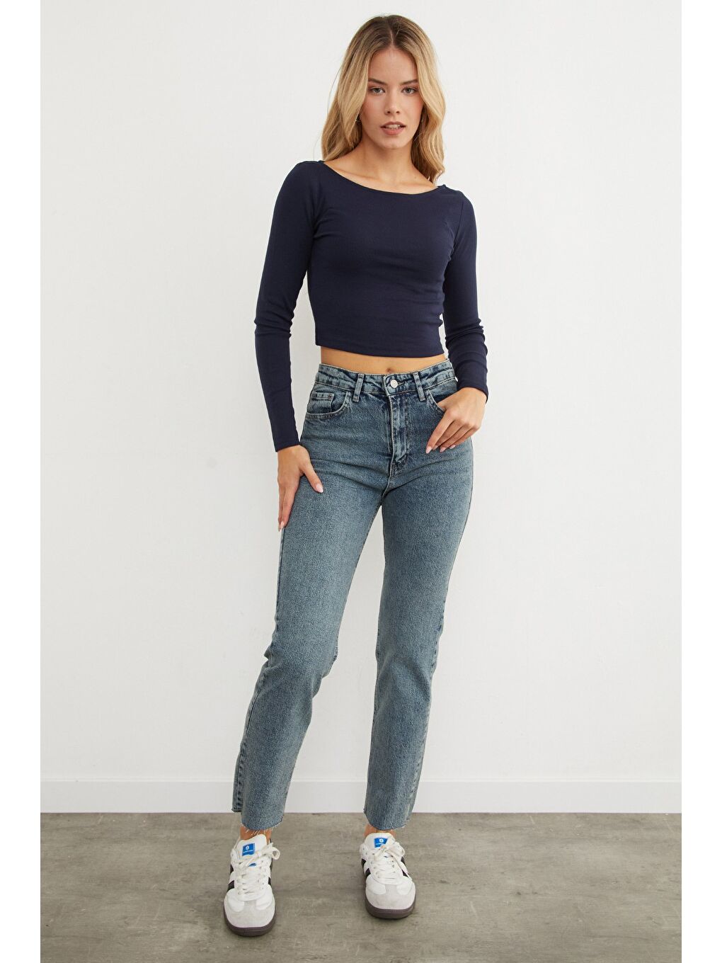 Mavi Yüksek Bel Paçası Yırtık Detaylı Mom Jean-1