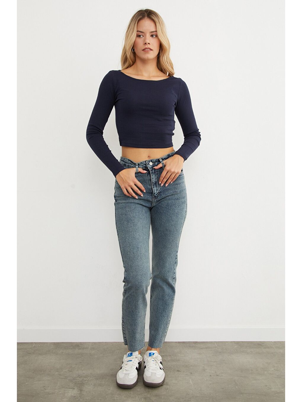 Mavi Yüksek Bel Paçası Yırtık Detaylı Mom Jean-2