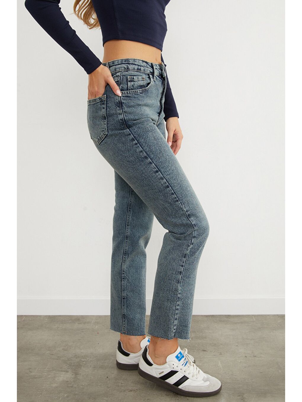 Mavi Yüksek Bel Paçası Yırtık Detaylı Mom Jean-3