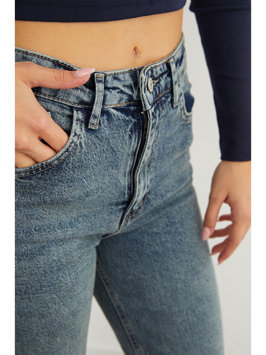 Mavi Yüksek Bel Paçası Yırtık Detaylı Mom Jean-4