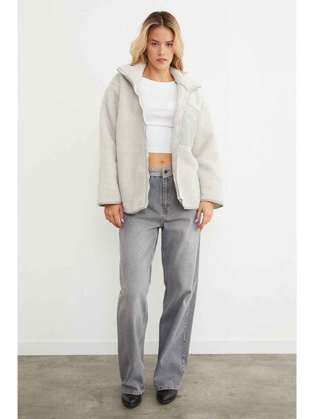 Gri Fermuarlı Tek Cepli Dik Yaka Pelüş Mont-3