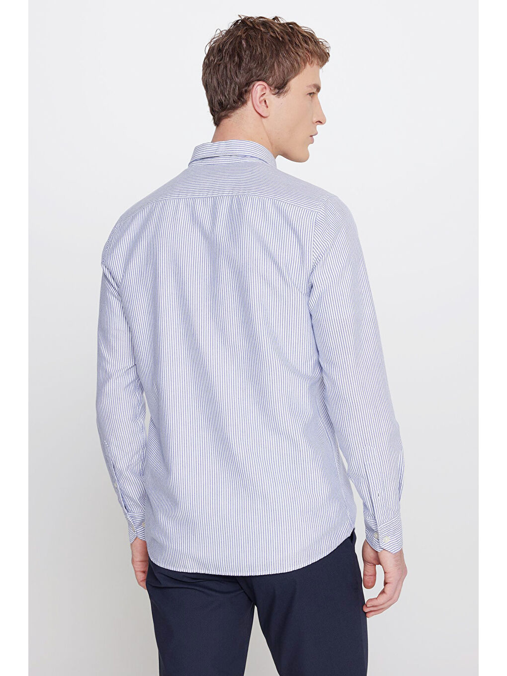 Erkek Beyaz-Lacivert Pamuklu Slim Fit Dar Kesim Düğmeli Yaka Çizgili Gömlek-1