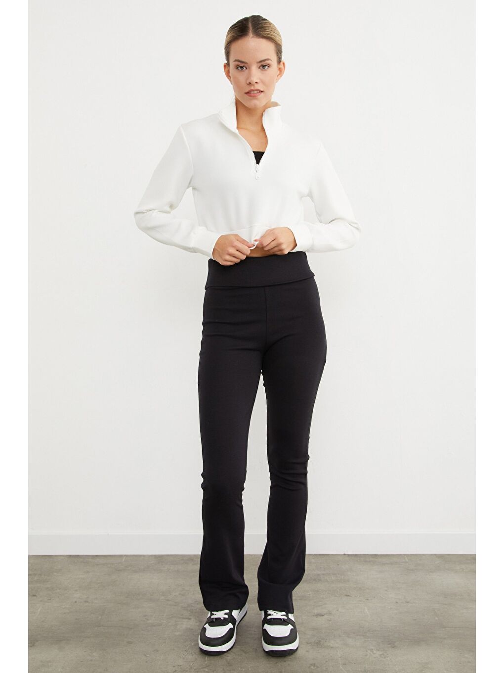 Beyaz Yarım Fermuarlı  Dik Yaka Crop Sweatshirt-1