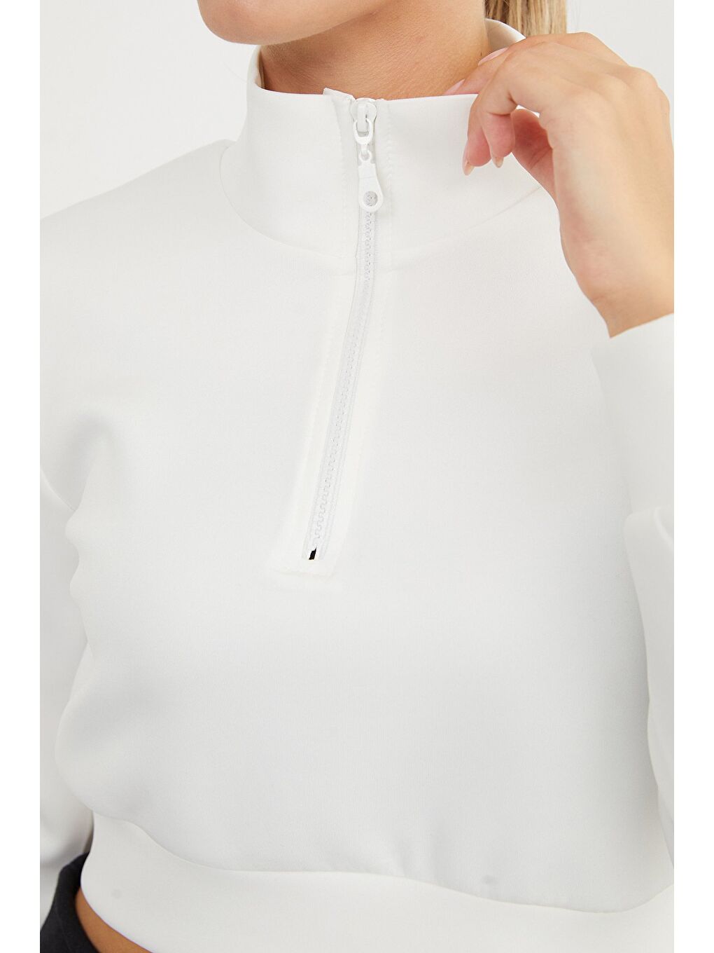 Beyaz Yarım Fermuarlı  Dik Yaka Crop Sweatshirt-4