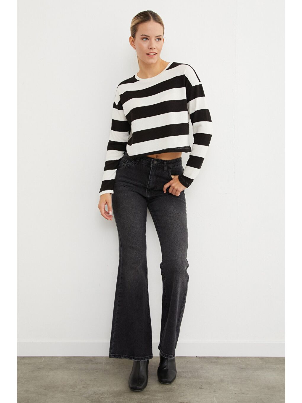 Siyah Çizgili Crop İnce Triko Kazak-2