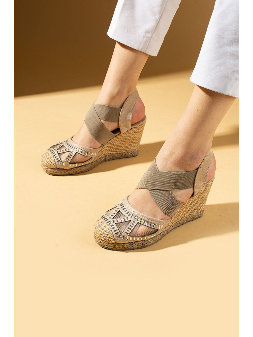 Bej Taş Detaylı Çapraz Bantlı Hasır Dolgu Topuklu Kadın Sandalet 69-67-25Süet