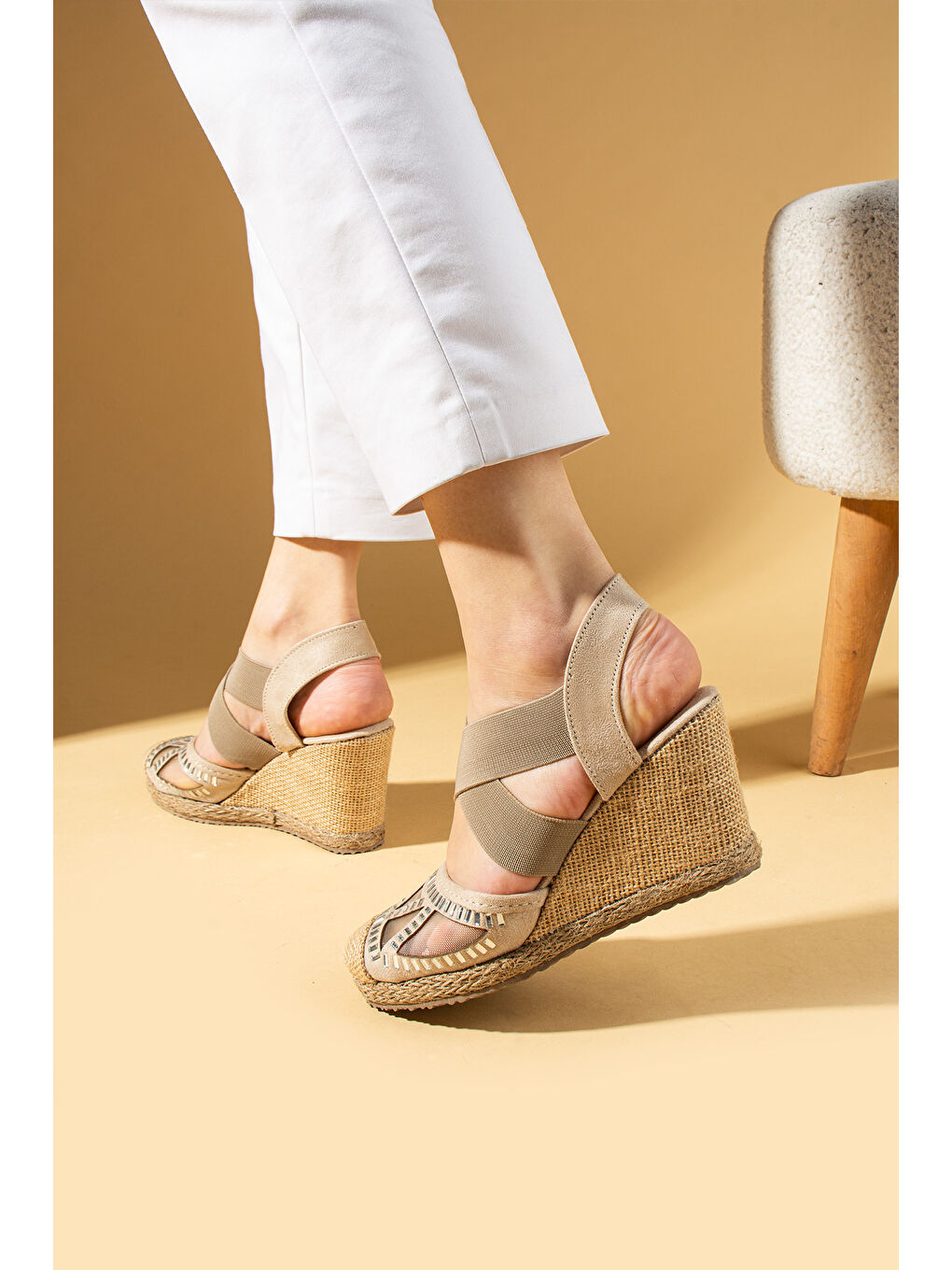 Bej Taş Detaylı Çapraz Bantlı Hasır Dolgu Topuklu Kadın Sandalet 69-67-25Süet-2