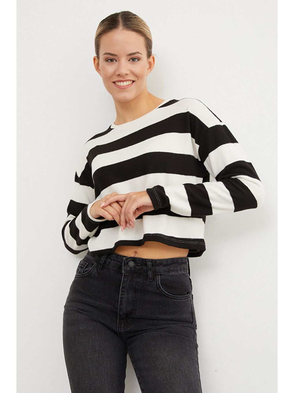 Siyah Çizgili Crop İnce Triko Kazak-3