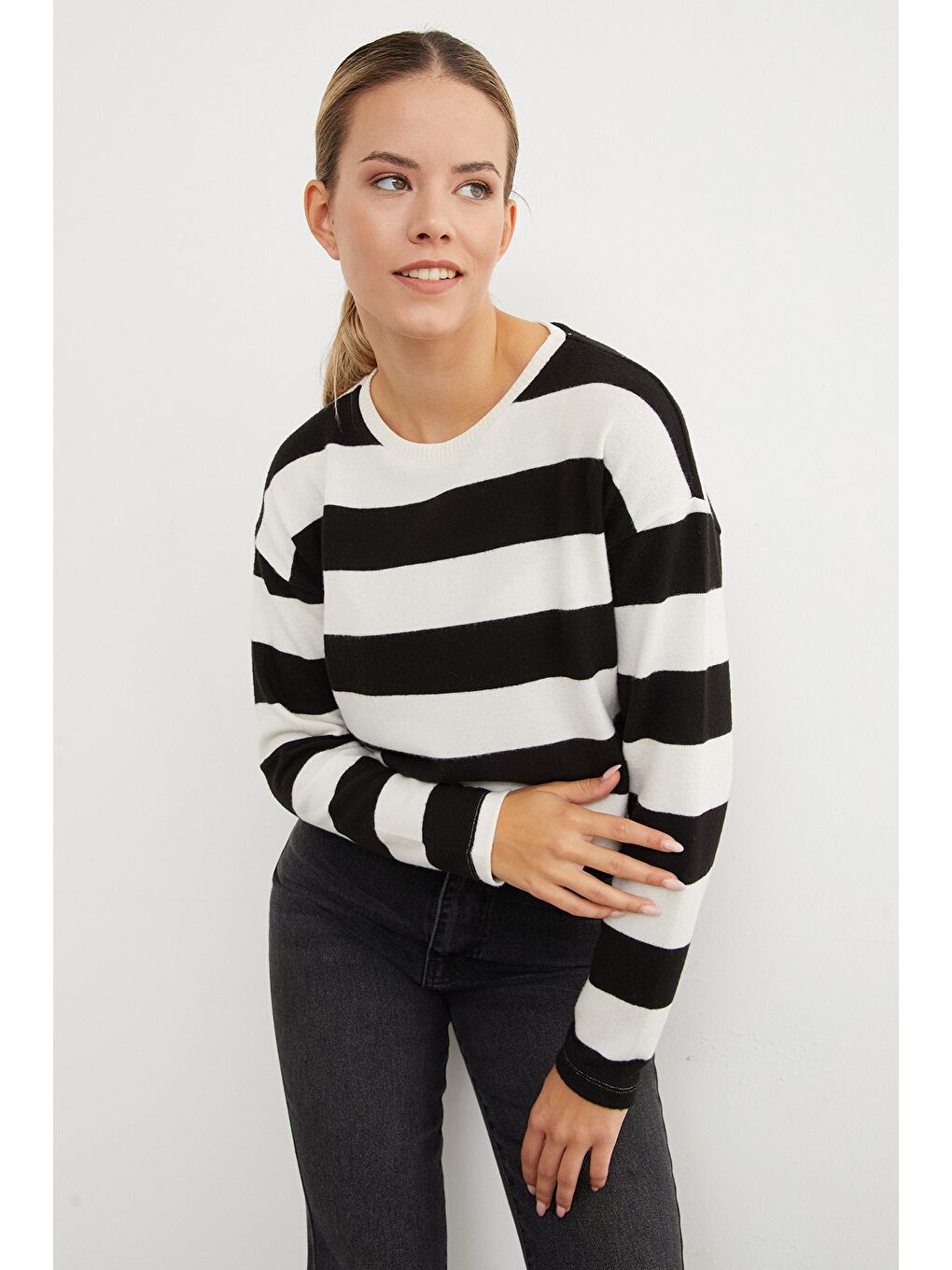 Siyah Çizgili Crop İnce Triko Kazak-4