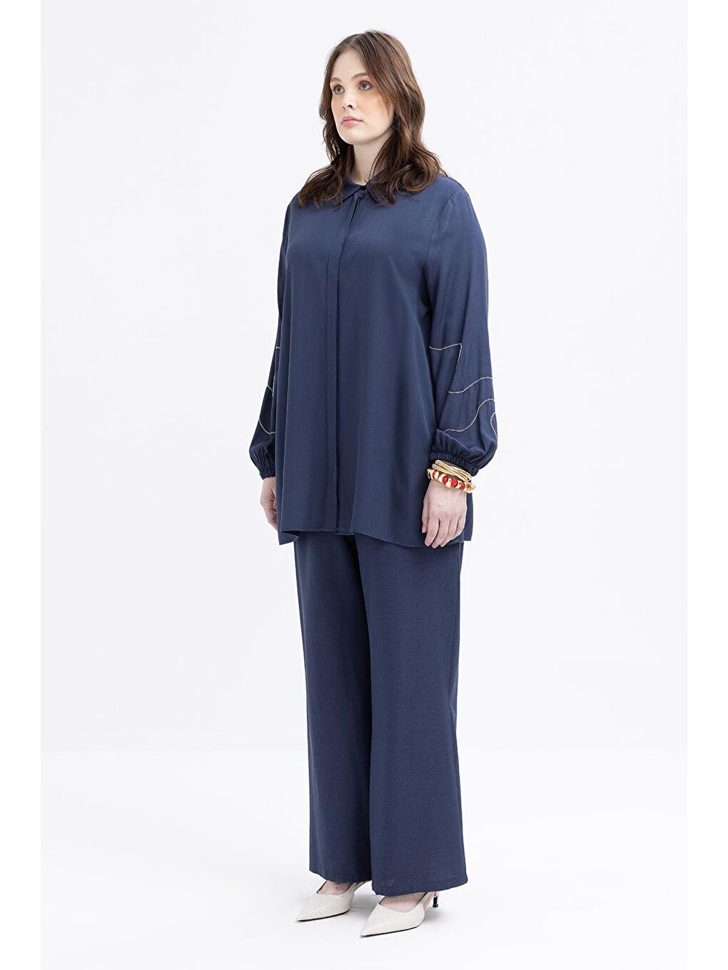 Beyaz İndigo-Zincir Nakışlı Kolu Lastikli Büyük Beden Gömlek-2