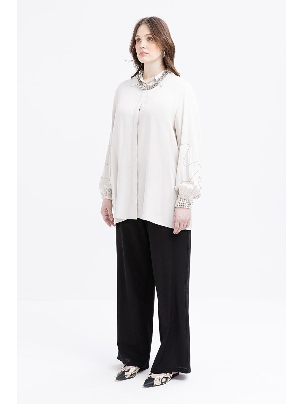 Bej Taş-Zincir Nakışlı Kolu Lastikli Büyük Beden Gömlek-1