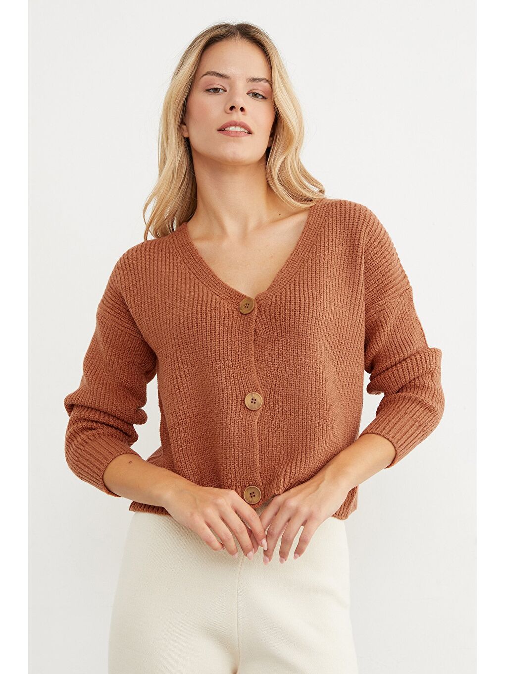 Kahverengi Düğmeli V Yaka Triko Hırka-1