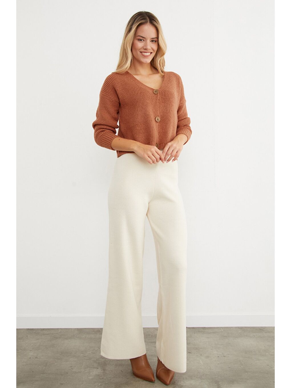 Kahverengi Düğmeli V Yaka Triko Hırka-2