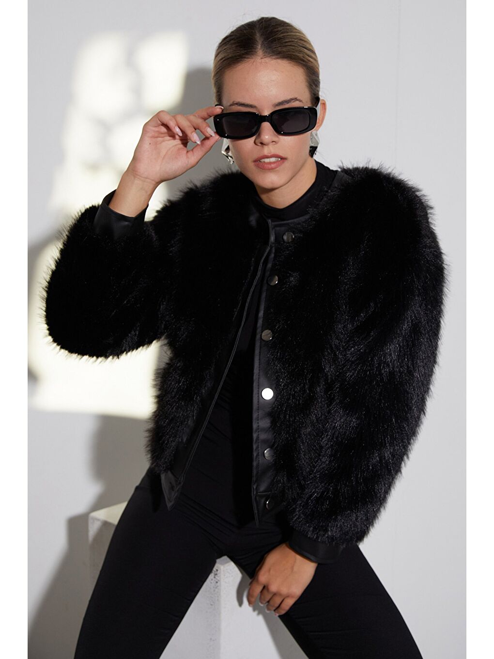 Siyah Düğmeli Deri Detaylı Suni Kürk Ceket-1