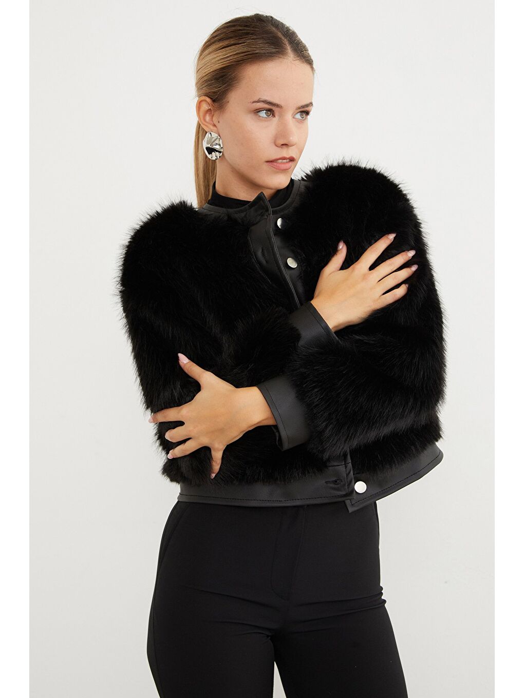 Siyah Düğmeli Deri Detaylı Suni Kürk Ceket-3