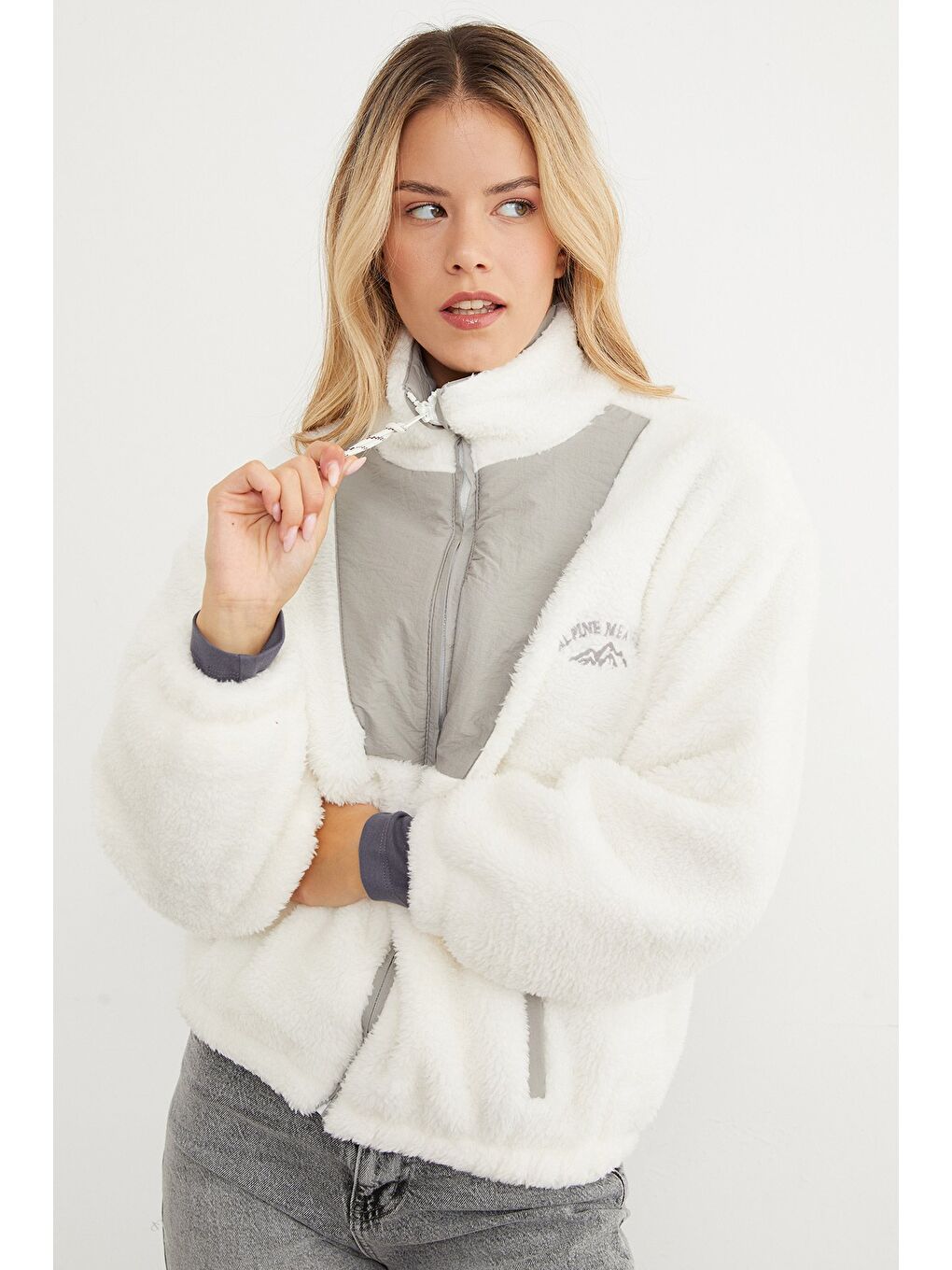 Gri Yazı Nakışlı Fleto Cepli Dik Yaka Pelüş Mont