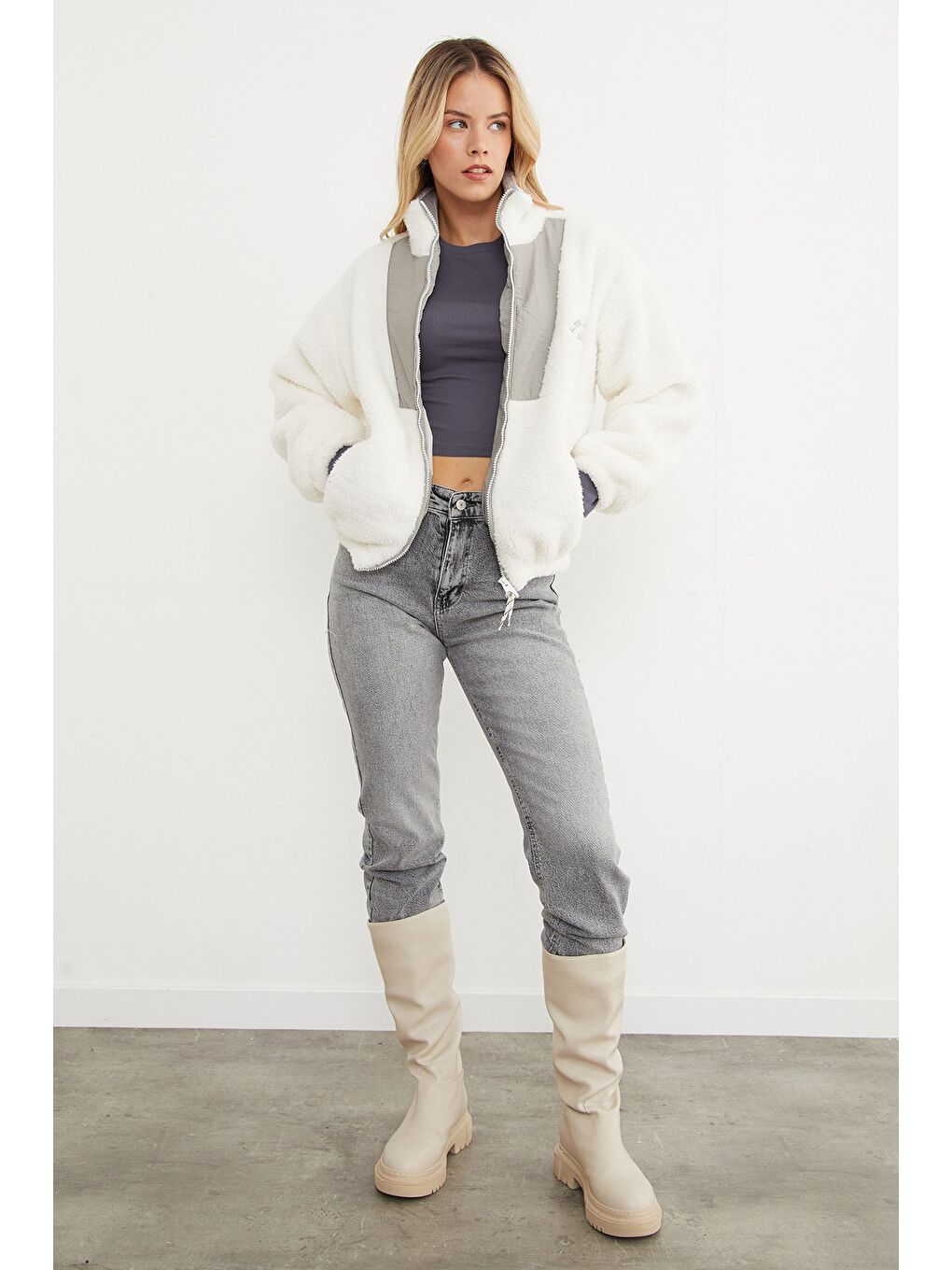 Gri Yazı Nakışlı Fleto Cepli Dik Yaka Pelüş Mont-1