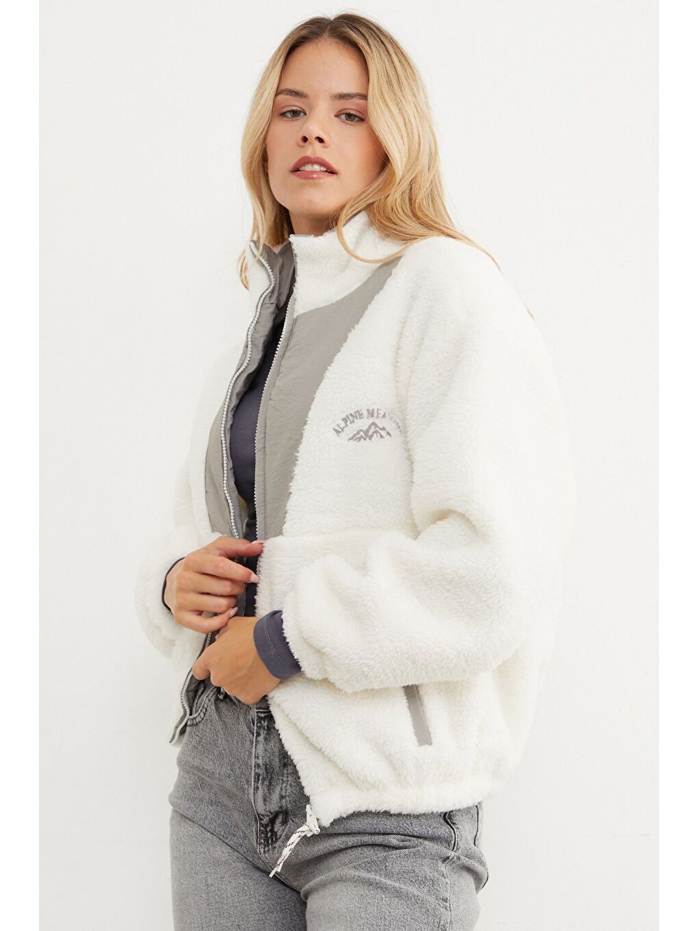 Gri Yazı Nakışlı Fleto Cepli Dik Yaka Pelüş Mont-4