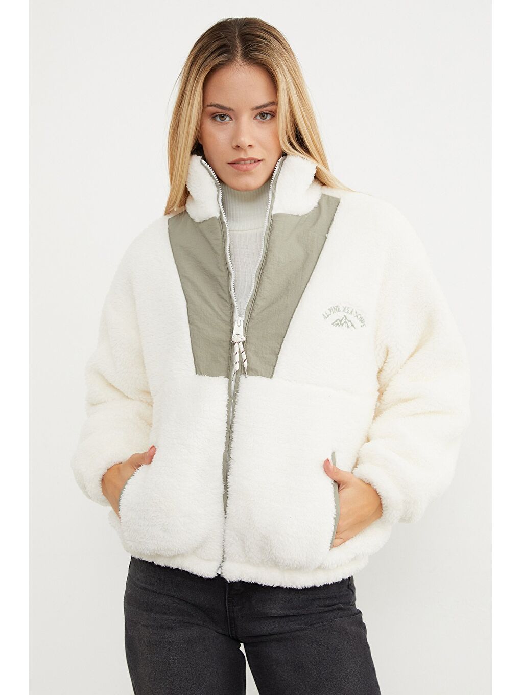 Haki Yazı Nakışlı Fleto Cepli Dik Yaka Pelüş Mont