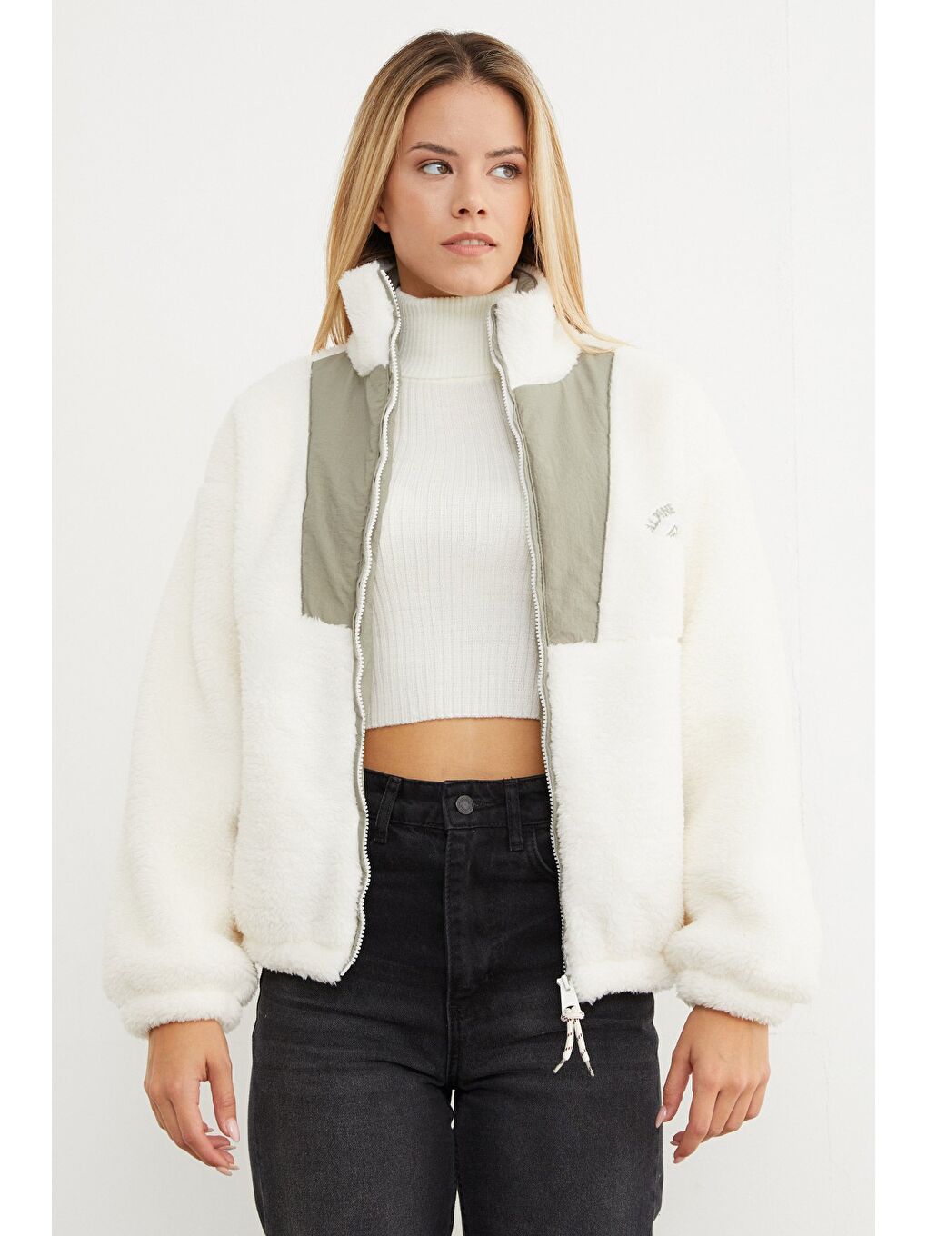 Haki Yazı Nakışlı Fleto Cepli Dik Yaka Pelüş Mont-1