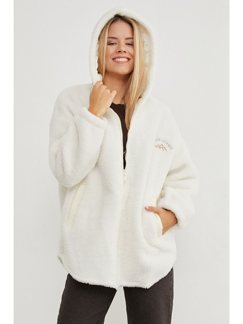 Ekru Yazı Nakışlı Fleto Cepli Kapüşonlu Pelüş Mont