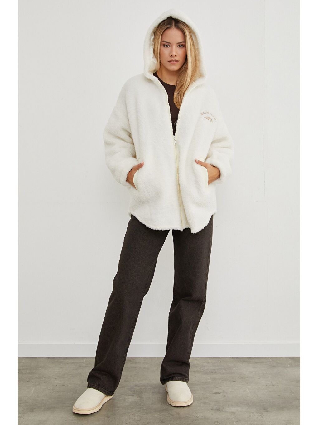 Ekru Yazı Nakışlı Fleto Cepli Kapüşonlu Pelüş Mont-2