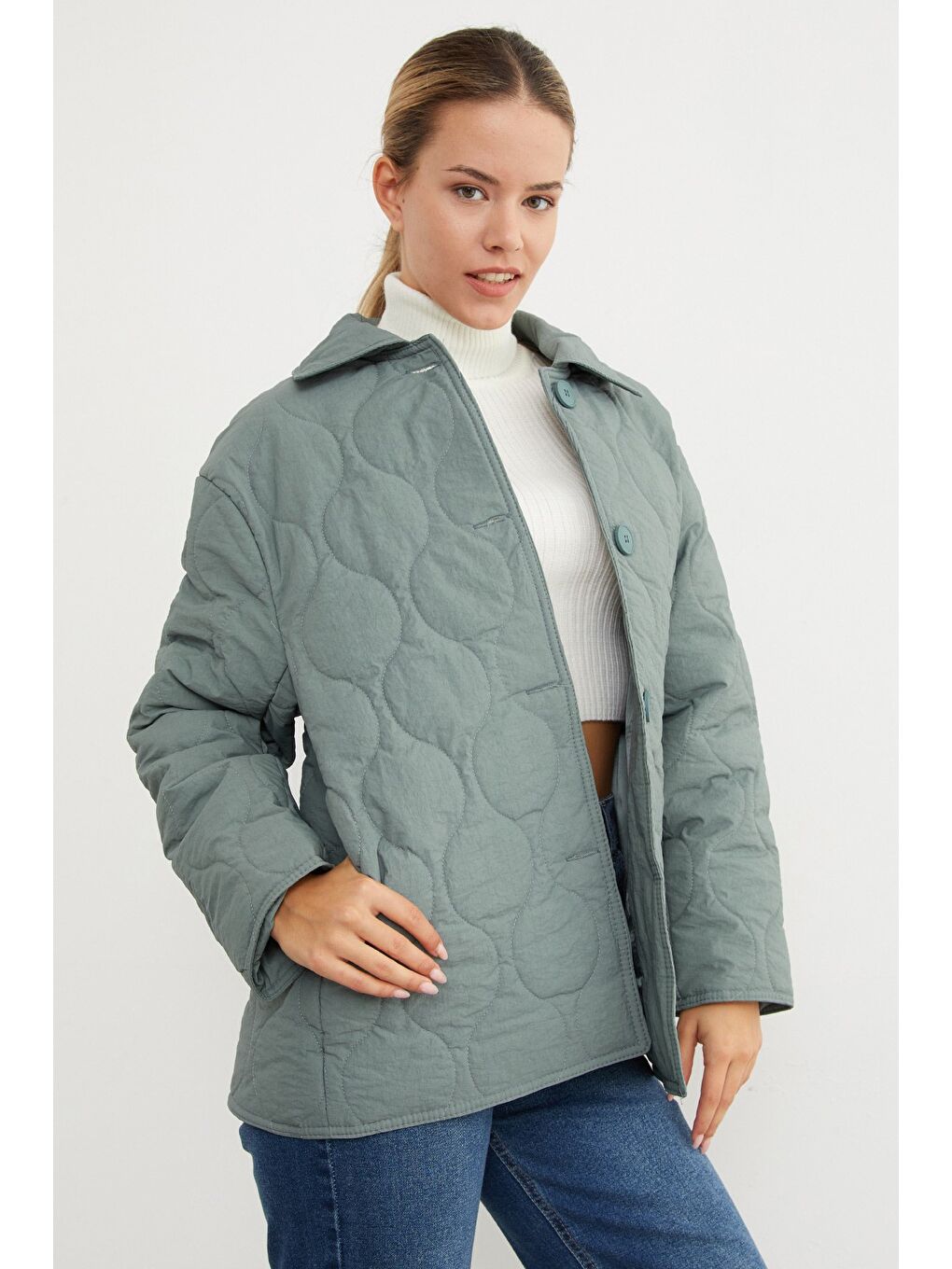 Haki Su Yolu Desenli Kapitone Oversize Düğmeli Mont-4