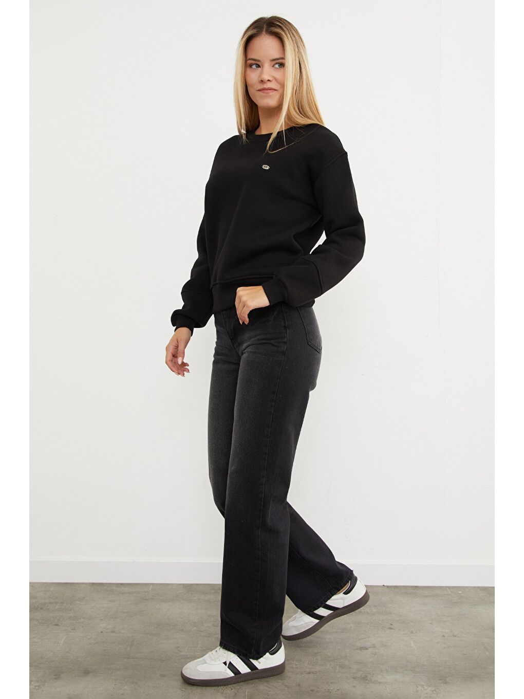 Siyah 3 İplik Metal Aksesuar Detaylı Sweatshirt-4