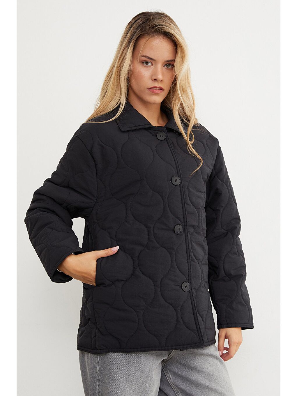 Siyah Su Yolu Desenli Kapitone Oversize Düğmeli Mont-1