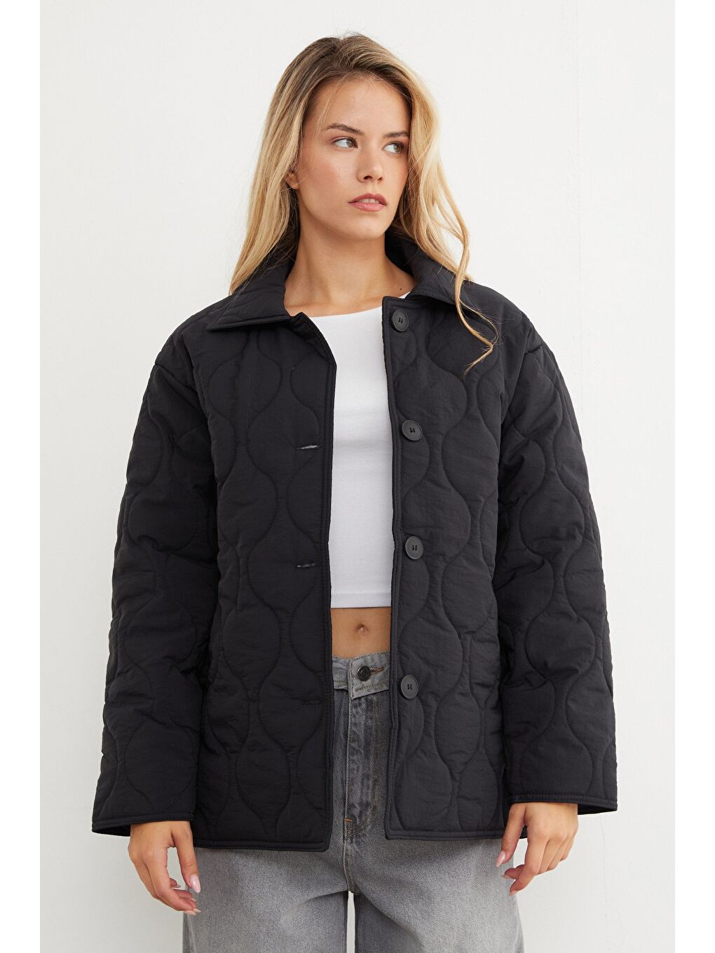 Siyah Su Yolu Desenli Kapitone Oversize Düğmeli Mont-2