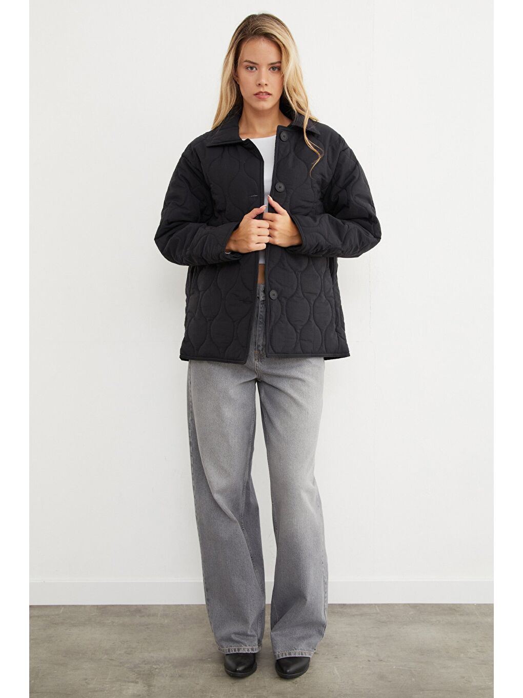 Siyah Su Yolu Desenli Kapitone Oversize Düğmeli Mont-3