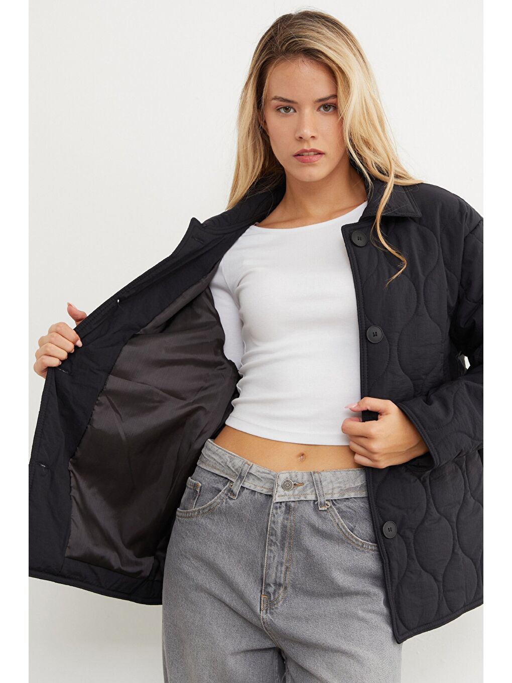 Siyah Su Yolu Desenli Kapitone Oversize Düğmeli Mont-4