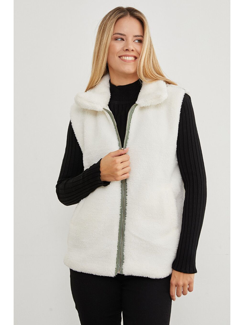 Haki Polo Yaka Fermuarlı Pelüş Yelek-4