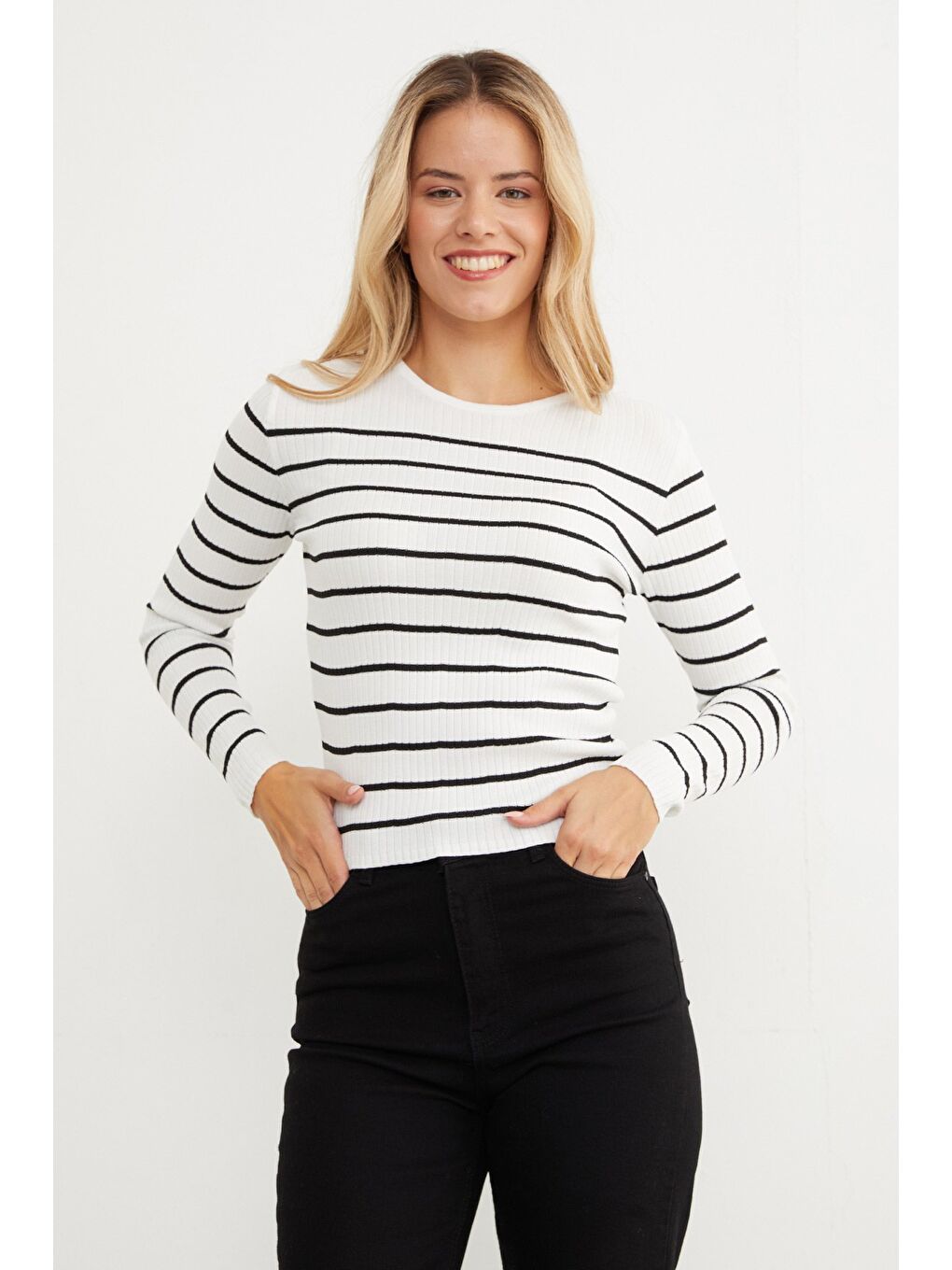 Beyaz Fitilli Çizgili Triko Kazak