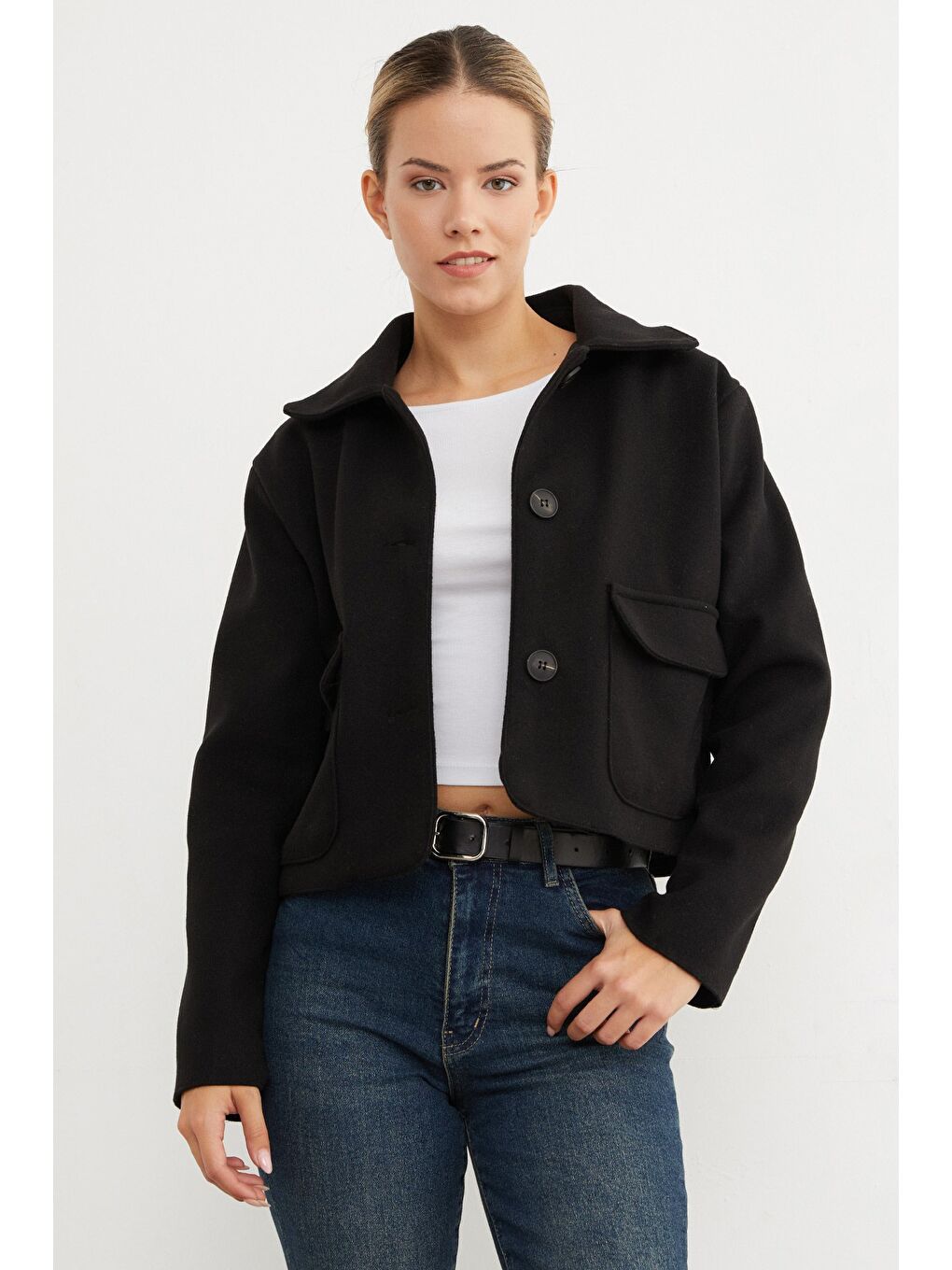 Siyah Düğmeli Cepli Kısa Kaşe Kaban