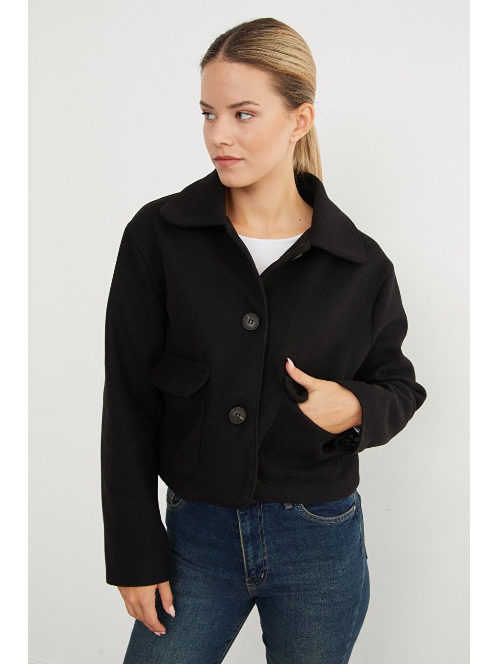 Siyah Düğmeli Cepli Kısa Kaşe Kaban-1