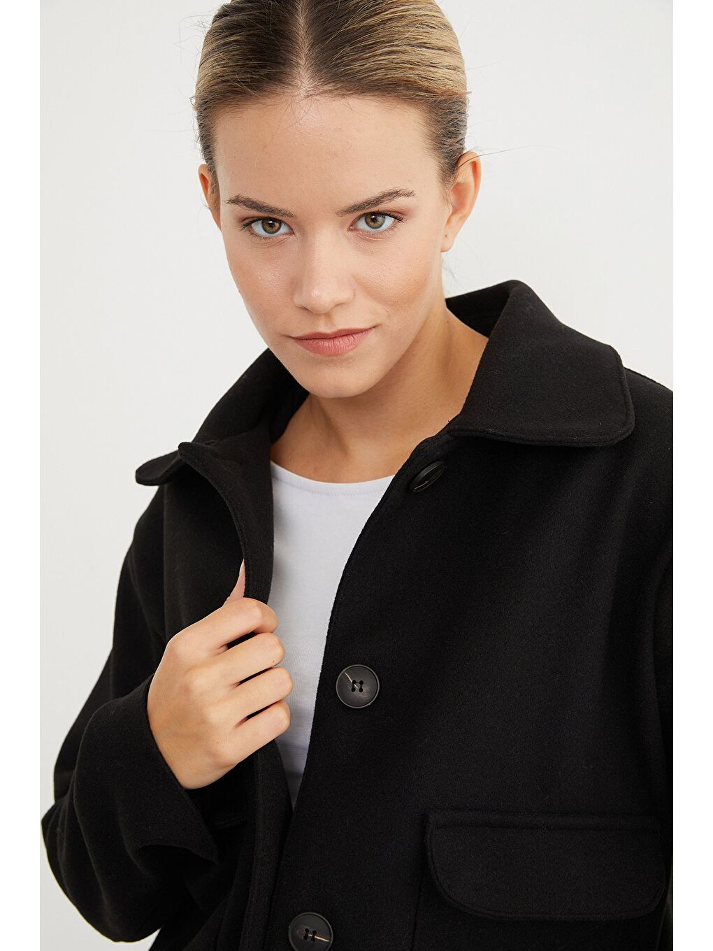 Siyah Düğmeli Cepli Kısa Kaşe Kaban-4