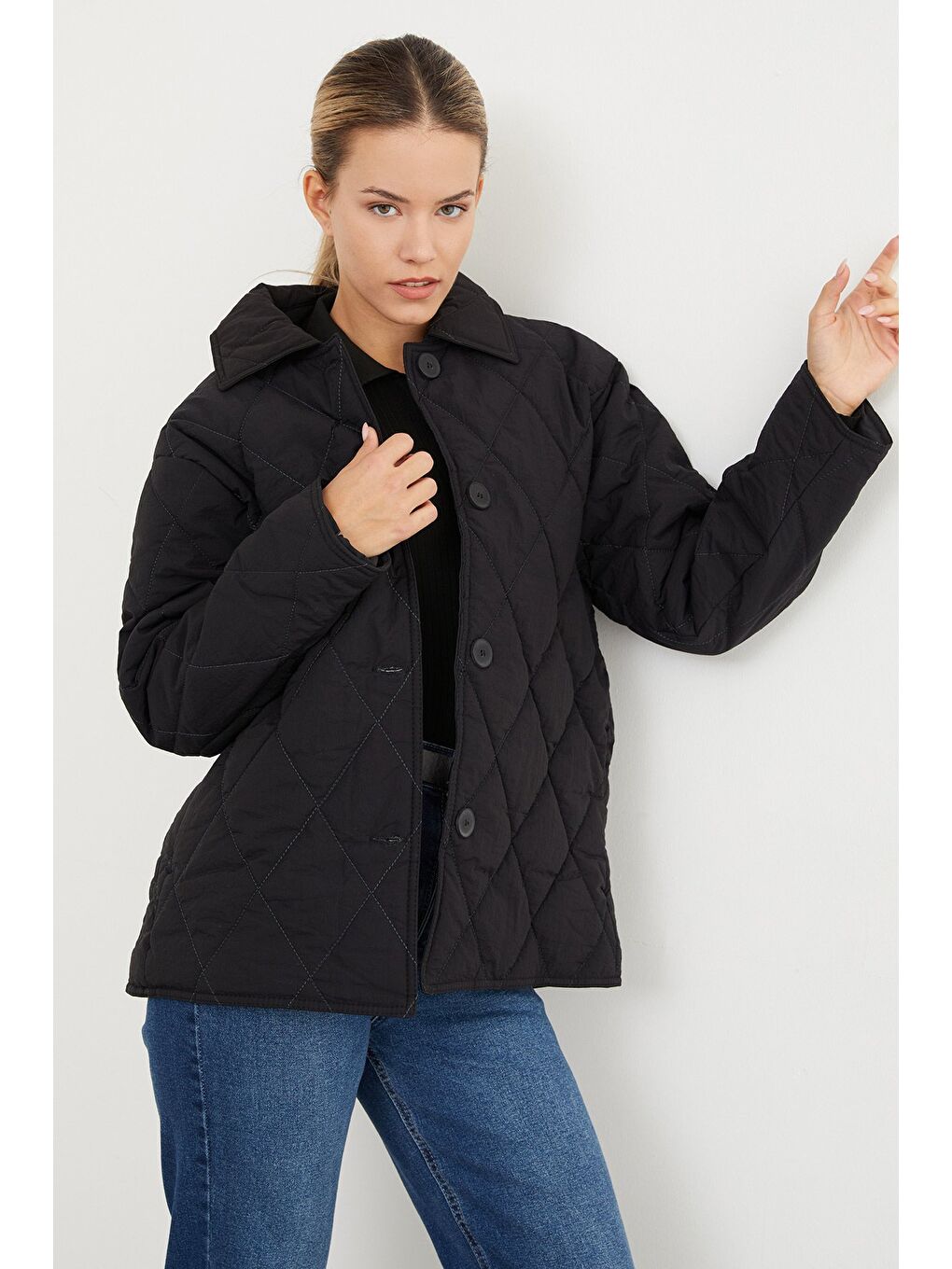 Siyah Baklava Desen Kapitone Oversize Düğmeli Mont-1