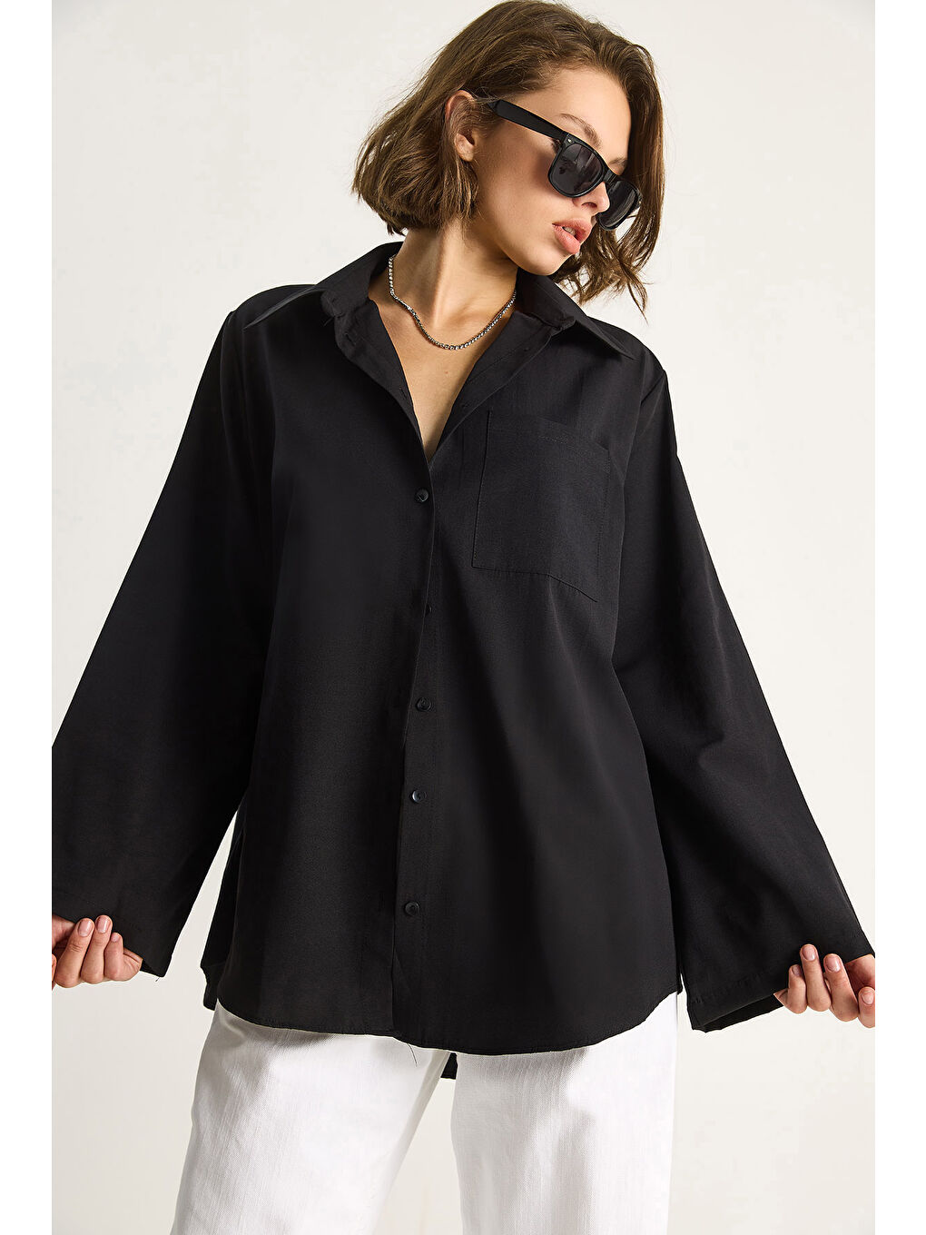 Siyah Kadın Geniş Kollu Tek Cep Detaylı Oversize Basic Poplin Gömlek