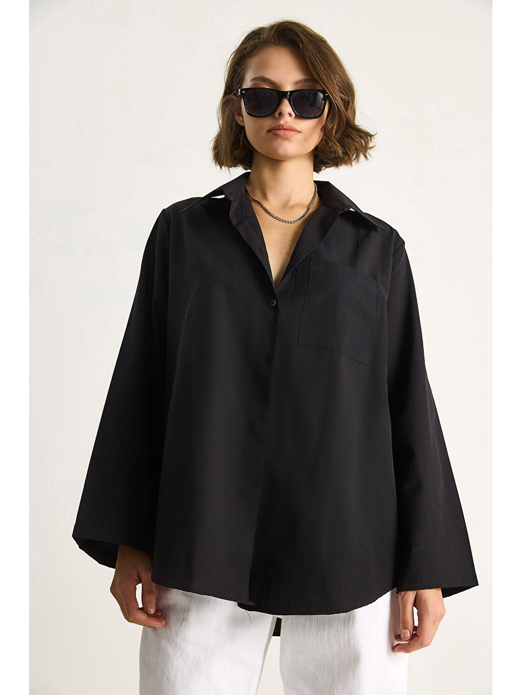 Siyah Kadın Geniş Kollu Tek Cep Detaylı Oversize Basic Poplin Gömlek-1