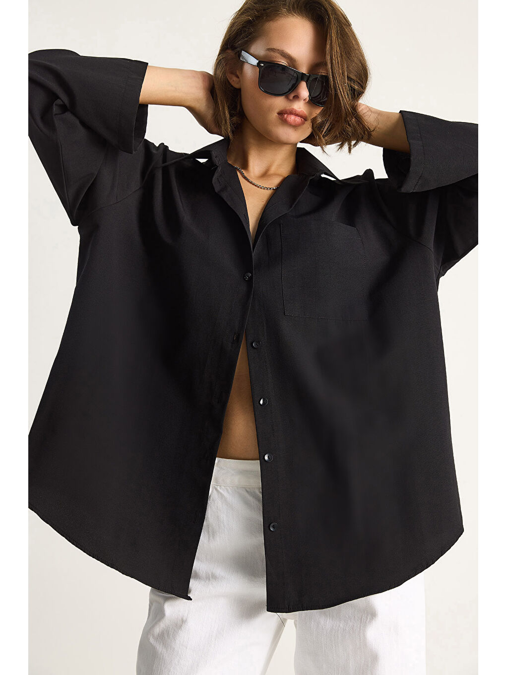 Siyah Kadın Geniş Kollu Tek Cep Detaylı Oversize Basic Poplin Gömlek-3